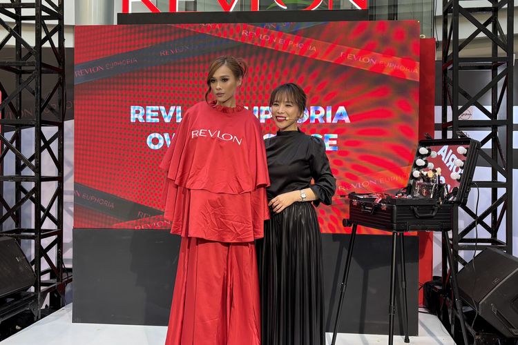 Makeup artist profesional, Li Jing (kanan), setelah mendemonstrasikan makeup-nya dalam acara Revlon Euphoria - Own The Stage: Inspirasi Kecantikan dan Gaya Hidup Untuk Bersinar di 2026, yang digelar di Margo City Mall, Depok, Selasa (25/11/2025).