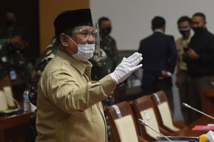 Menhan Prabowo Subianto bersiap mengikuti rapat kerja dengan Komisi I DPR di Kompleks Parlemen, Senayan, Jakarta, Rabu (9/9/2020). Raker itu membahas Rencana Kerja dan Anggaran Kementerian/Lembaga (RKA-K/L) Kementerian Pertahanan dan TNI tahun 2021. ANTARA FOTO/Akbar Nugroho Gumay/aww.