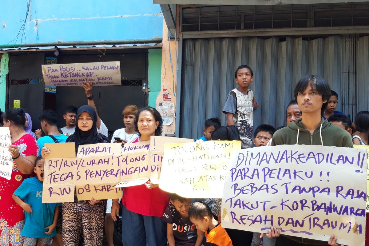 Warga RW 008, Kartini, Sawah Besar, Jakarta Pusat unjuk rasa menuntu pengusutan kasus oleh orang tak dikenal, Selasa (26/3/2019)