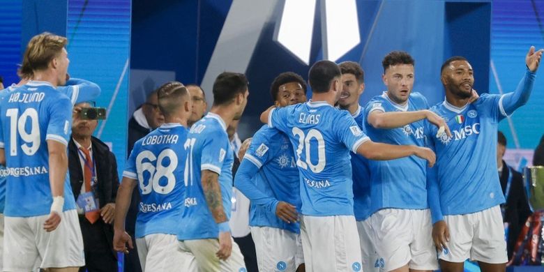 Para pemain Napoli merayakan gol pertama mereka dalam pertandingan final Supercoppa Italiana 2025-2026 antara SCC Napoli vs Bologna di Stadion Al Awwal Park di Riyadh pada 22 Desember 2025. (Foto oleh Fayez NURELDINE / AFP)