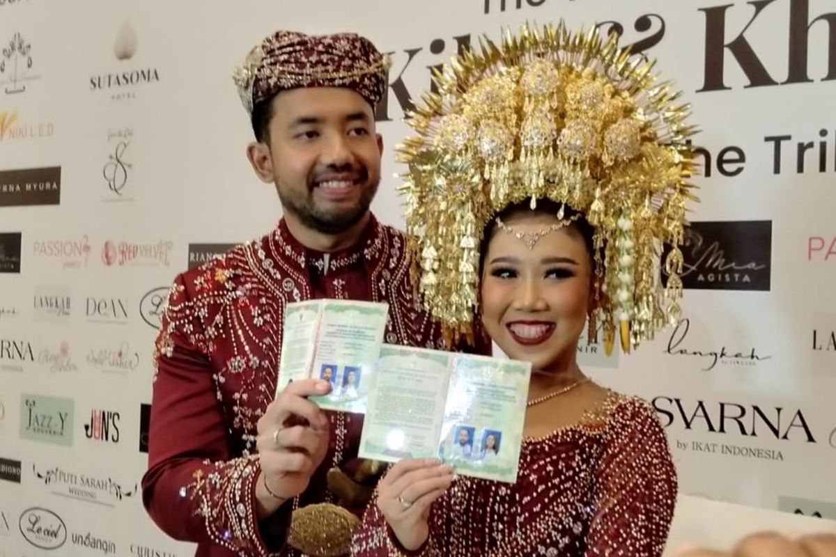 Komika Kiky Saputri (kanan) saat konferensi pers momen pernikahannya dengan Muhammad Khairi di The Tribrata Darmawangsa, Jakarta Selatan, Sabtu (28/1/2023).