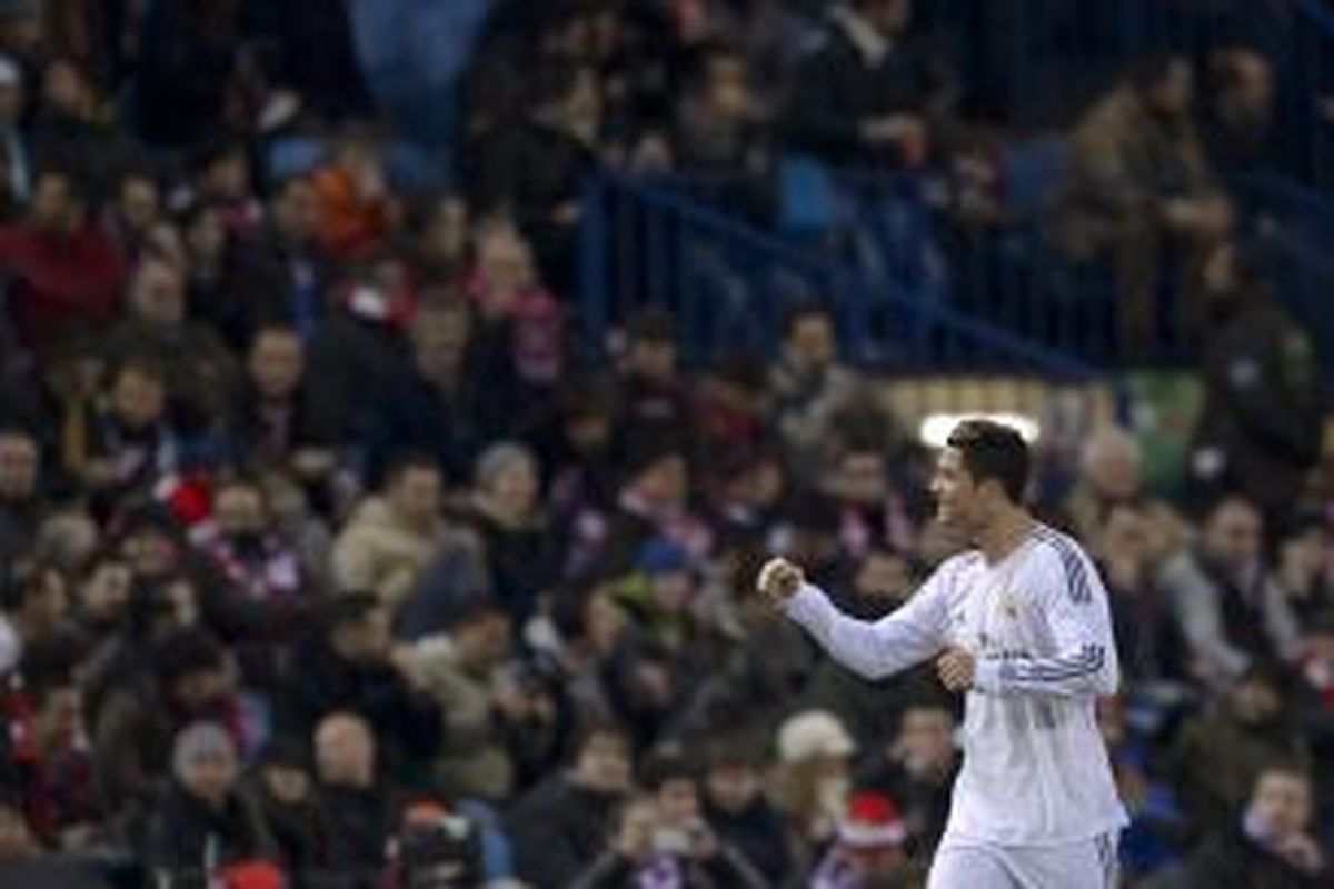 Penyerang Real Madrid, Cristiano Ronaldo, melakukan selebrasi setelah mencetak gol ke gawang Atletico Madrid pada leg kedua semifinal Copa del Rey di Vicente Calderon, Selasa (12/2/2014).
