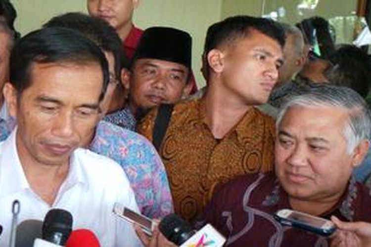 Gubernur DKI Jakarta Joko Widodo bersama Ketua Umum PP Muhammadiyah Din Syamsuddin, di Kantor Pusat PP Muhammadiyah, Jakarta,  Kamis (21/2/2013). Joko Widodo menggandeng Muhammadiyah untuk mensosialisasikan program normalisasi sungai.