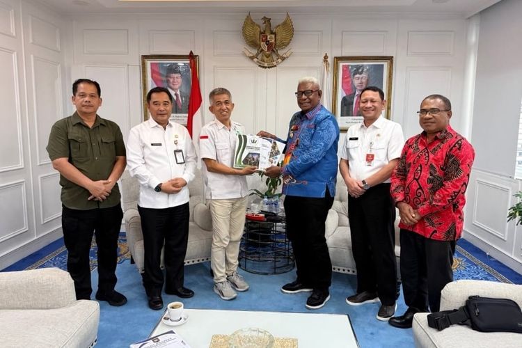 Bupati Mimika Johannes Rettob menerima piagam Pengukuhan Mandiri Indeks Harmoni Indonesia (IHAI) Tahun 2025 dari Kementerian Dalam Negeri (Kemendagri) atas keberhasilan daerah tersebut menjaga kerukunan lintas agama, suku, dan budaya, di Gedung Kemendagri, Sabtu (13/12/2025).

