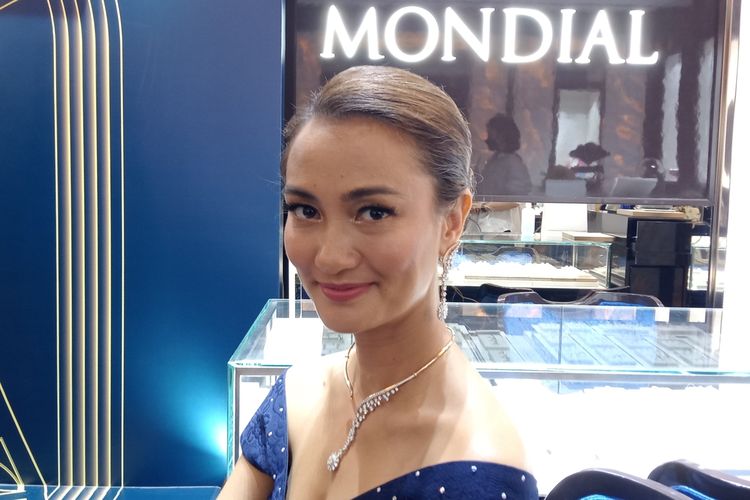 Atiqah Hasiholan ketika ditemui di acara launching of Mondial Gala Collections di Mondial Plaza Indonesia, Jakarta Pusat, Kamis (14/4/2022).