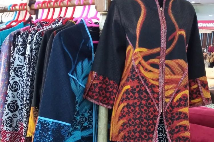 Seorang perempuan bernama Lisa Farida (44) rela resign dari pekerjaan tersebut demi memberdayakan penyandang disabilitas untuk bersama-sama mengembangkan UMKM fesyen. Bagi Lisa, uang bukan segalanya. Pekerjaan yang sudah mapan pun ia tinggalkan demi memberdayakan penyandang disabilitas.