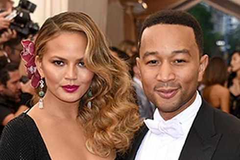 Chrissy Teigen Atasi Masalah Jerawat Pakai Lidah Buaya, Mau Tiru?