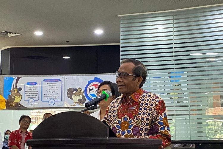 Menteri Koordinator Bidang Politik, Hukum, dan Keamanan (Menko Polhukam) Mahfud MD saat konferensi pers terkait transaksi janggal Rp 349 T di Kantor PPATK, Jakarta Pusat, Senin (10/4/2023)
