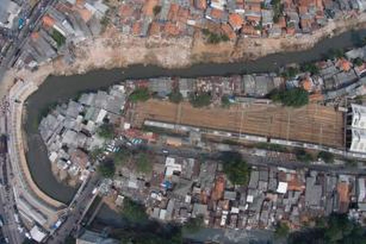 Kondisi Kampung Pulo usai digusur oleh Pemprov DKI, di Kampung Melayu, Jatinegara, Jakarta Timur, Sabtu (22/8/2015). Penggusuran dilakukan untuk normalisasi Kali Ciliwung.