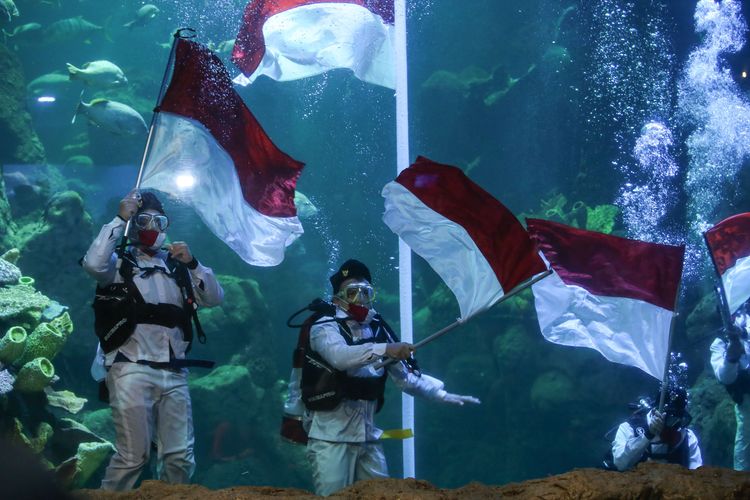 Upacara pengibaran bendera merah putih di aquarium utama Sea World Ancol, Jakarta, Senin (17/8/2020). Upacara bendera ini dalam rangka memeperingati HUT Kemerdekaan ke-75 Republik Indonesia.