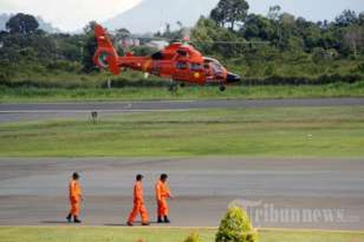 Helikopter Basarnas meninggalkan Bandara Kol RA Bessing menuju lokasi heli hilang kontak, Kalimantan Utara, Minggu (27/11/2016). Helikopter Bell 412 EP dengan nomor regestrasi HA-5166 milik TNI Angkatan Darat mengalami kecelakaan pada 27 November dan ditemukan di kawasan Pegunungan Malinau, Kalimantan Utara.