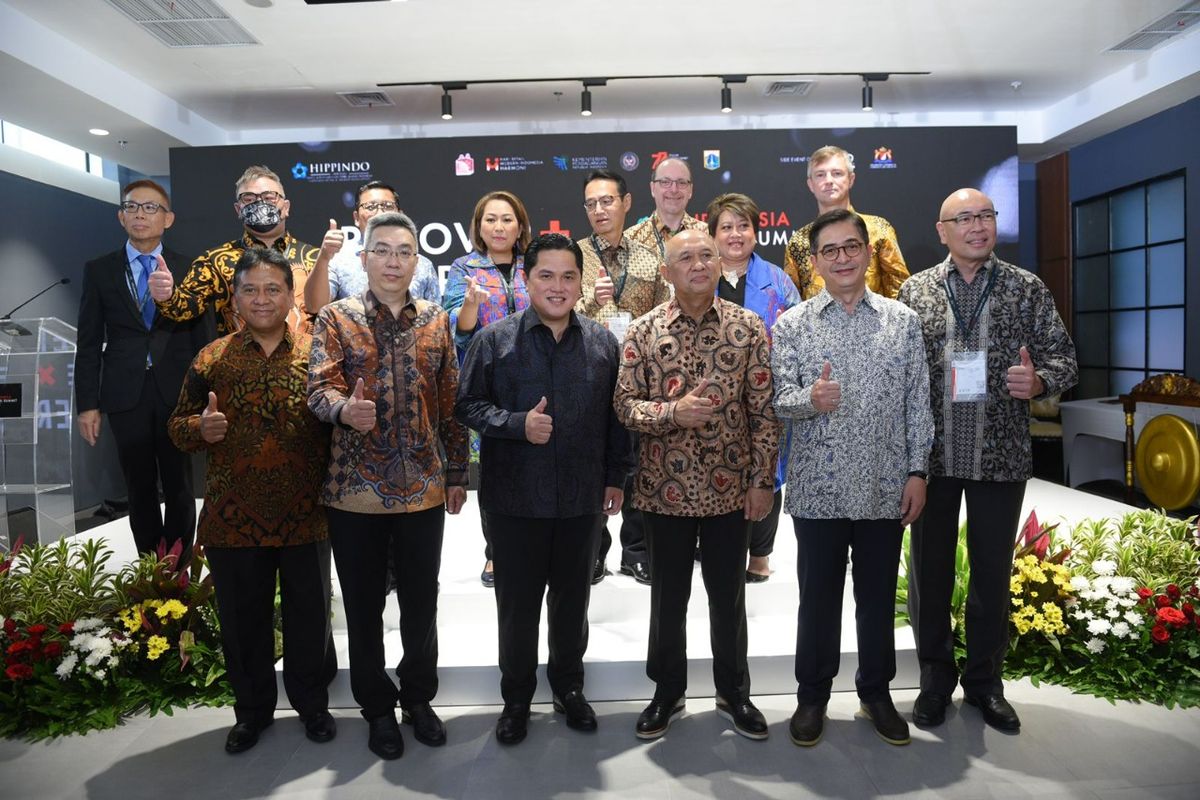 Menteri BUMN Erick Thohir dan Menkop UKM Teten Masduki menghadiri Indonesia Retail Summit di Sarinah, Jakarta, Senin (15/8/2022).