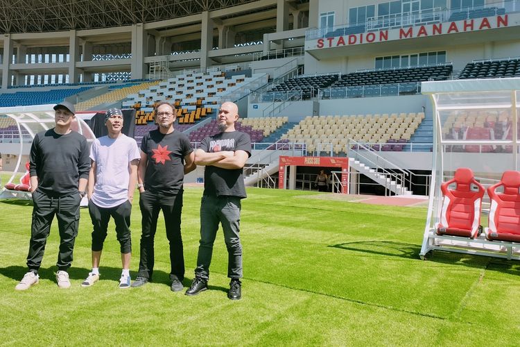 Personel Dew 19 berkunjung di Stadion Manahan, sekitar pukul 11.00 WIB sebelum pelaksanaan kosner Dewa 19 featuring All Stars Stadium Tour 2023, pada Sabtu (29/7/2023).