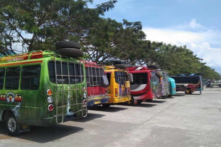Foto: Sejumlah mobil angkutan di Kota Lewoleba, Kabupaten Lembata, NTT.