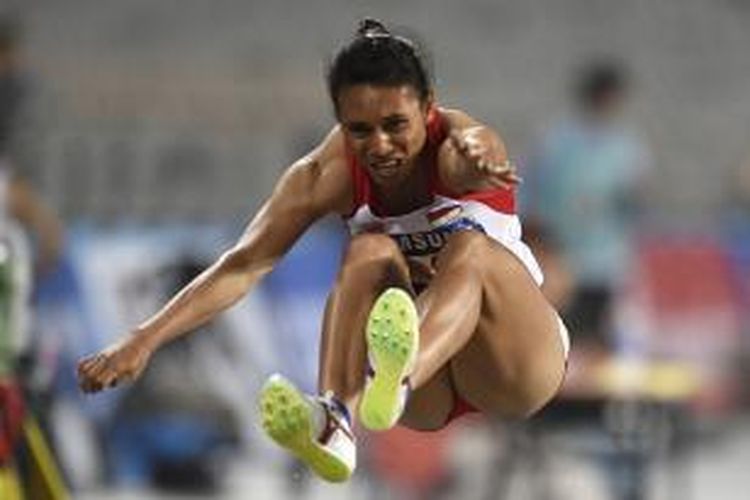 Atlet lompat jauh Indonesia, Maria Natalia Londa, melakukan lompatan pada Asian Games di Incheon Asiad Main Stadium, Incheon, Korea Selatan, Senin (29/9/2014). Maria meraih medali emas.