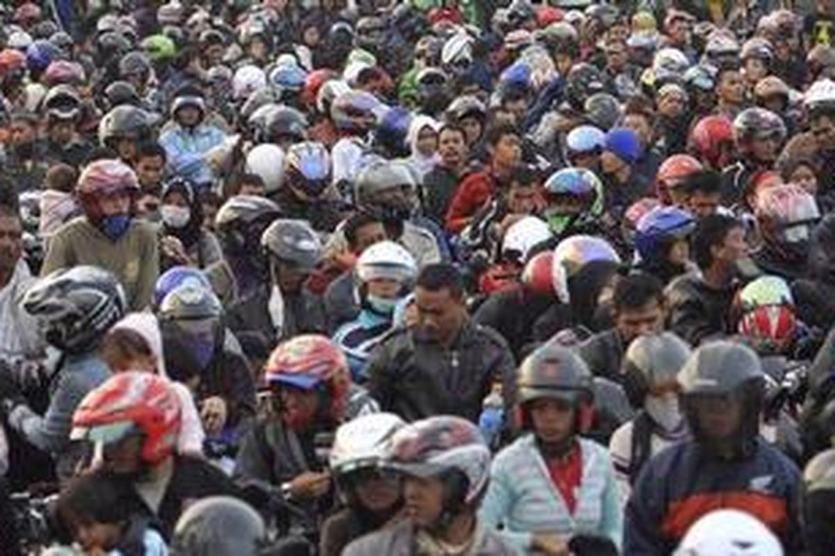 Ilustrasi: Ribuan pemudik bermotor memadati Pelabuhan Merak, Banten, Sabtu (27/8/2011), saat menunggu giliran naik kapal feri yang akan membawa mereka menyeberang ke Bakaheuni, Lampung.