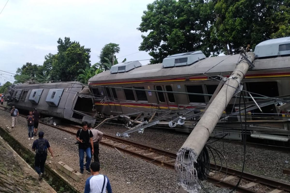 kereta rel listrik (KRL) 1722 jurusan Jatinega menuju Bogor terguling di perlintasan kereta antara antara Stasiun Cilebut dan Bogor, Minggu (10/3/2019).