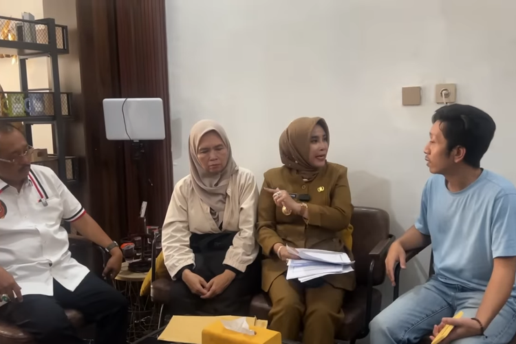 Wakil Walikota Surabaya Armuji bersama Wakil Bupati Sidoarjo Mimik Idayana saat melakukan sidak ke PT. Surya Gemilang Multindo atas tuduhan penipuan rumah pada Senin (2/6/2025).