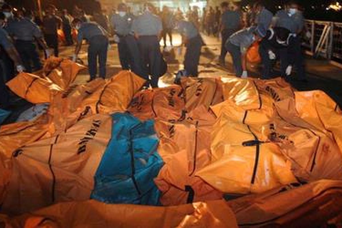 Sebanyak 21 jenazah imigran asal Timur Tengah yang kapalnya tenggelam di Perairan Prigi, Trenggalek, diturunkan oleh Anggota TNI AL dari atas KRI Oswald Siahaan di Pelabuhan Tanjung Wangi, Banyuwangi, Jawa Timur, Rabu (22/12/2011) malam.