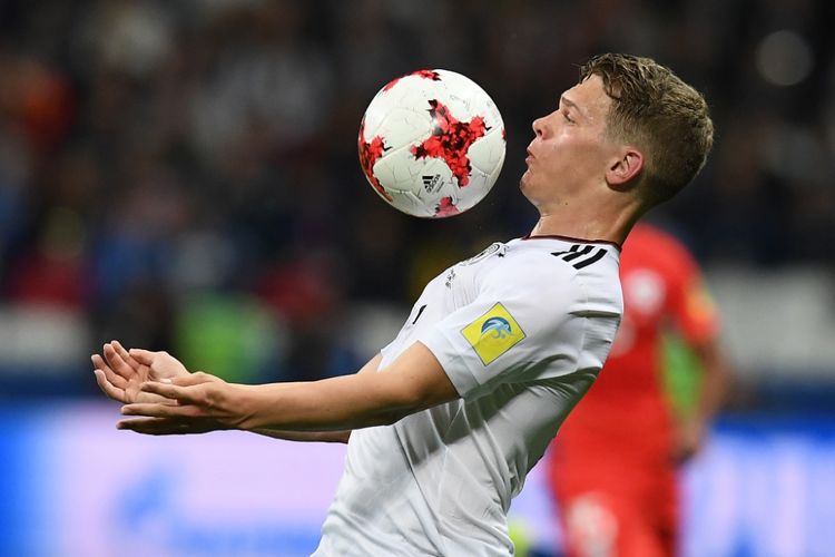 Matthias Ginter membela timnas Jerman saat melawan Cile pada partai final Piala Konfederasi 2017 di Kazan Arena, 22 Juni 2017.