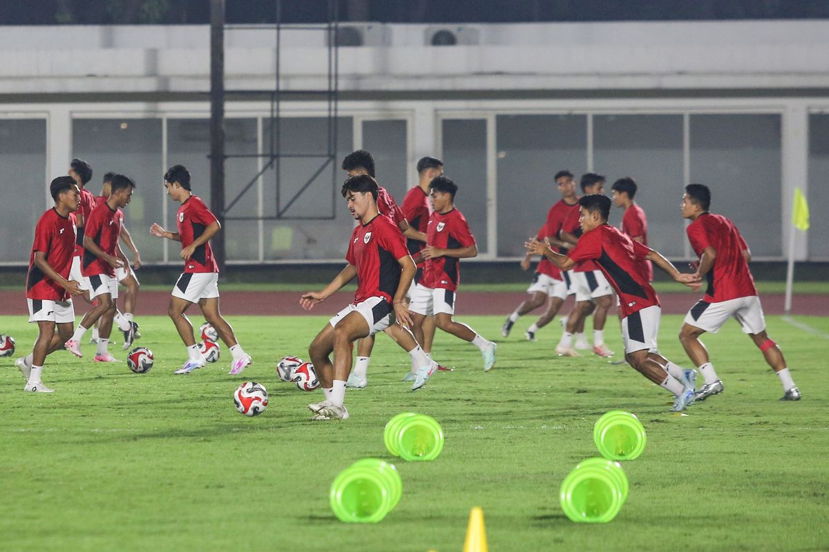 Pesepak bola Timnas U23 Indonesia berlatihsa at mengikuti sesi latihan resmi jelang pertandingan Piala AFF 2025 di Stadion Madya, Senayan, Jakarta, Kamis (17/7/2025). Latihan tersebut sebagai persiapan menjelang laga melawan Timnas Filipina U23 pada Jumat (18/7) di Stadion Utama Gelora Bung Karno. ANTARA FOTO/Asprilla Dwi Adha/nym.