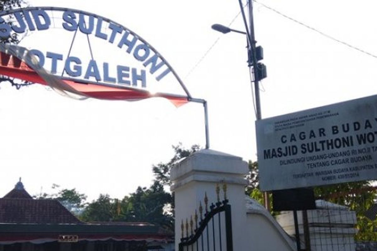 Cagar budaya peninggalan zaman Kerajaan Mataram Islam, Masjid Sulthoni Wotgaleh masih berdiri kokoh di sebelah selatan Bandara Adisucipto Yogyakarta meski usianya sudah ratusan tahun. 
