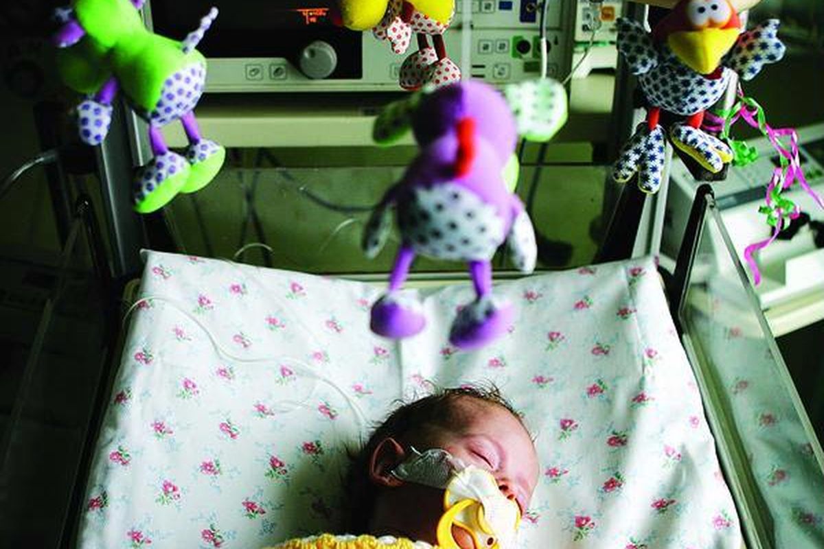 Bayi Margarita (2 bulan) lahir pada 14 Maret 2006 di Minsk, Belarus, dengan usus berada di luar tubuh. Operasi menyelamatkan nyawa Margarita dan nyawa 80-85 persen bayi yang lahir dengan cacat sama. Laporan PBB tahun 1995 menyebutkan, bencana nuklir di PLTN Chernobyl di perbatasan Ukraina-Belarus meningkatkan hingga 2,5 kali jumlah bayi lahir cacat.