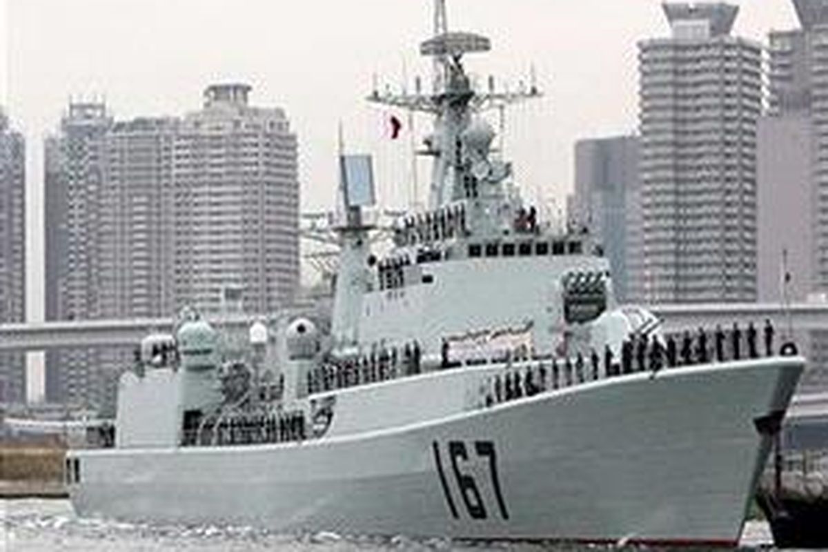 Kapal perusak China Shenzhen tiba di dermaga Harumi, Tokyo, Jepang, 27 November 2008 