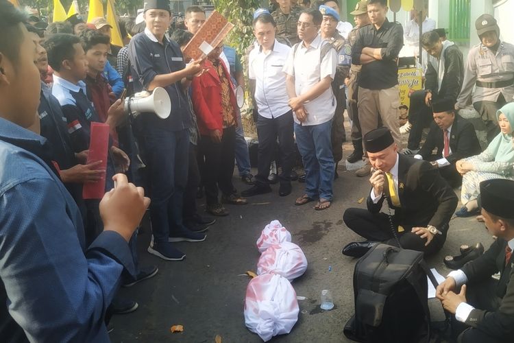 Sebanyak enam wakil rakyat duduk di aspal saat menerima pengunjukrasa di depan gedung DPRD Kota Sukabumi, Jawa Barat, Senin (2/9/2019).