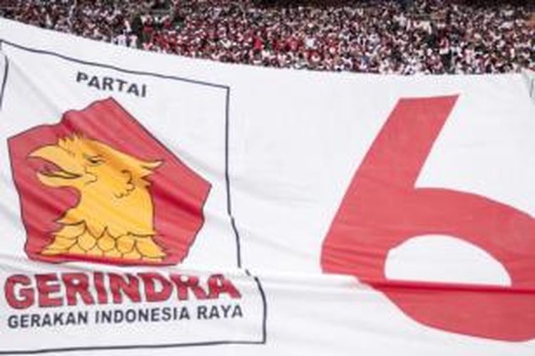 Bendera Partai Gerindra terbentang saat kampanye terbuka di Stadion Utama Gelora Bung Karno, Senayan, Jakarta Selatan, Minggu (23/3/2014).