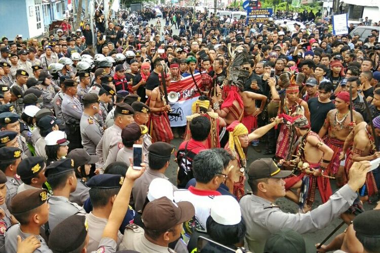 Massa penolak kedatangan Fahri Hamzah saling berhadap-hadapan dengan aparat polisi di Manado. 