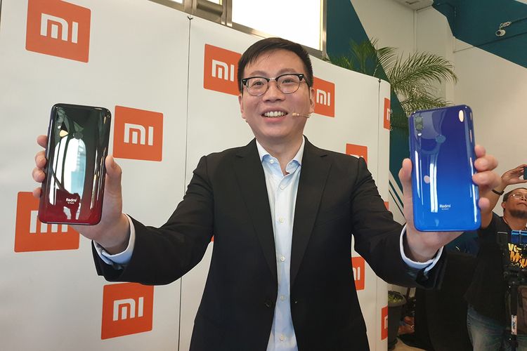 Steven Shi, Country Manager Xiaomi Indonesia, memamerkan Redmi 7 dalam acara peluncurannya di Jakarta, Selasa (23/4/2019). 
