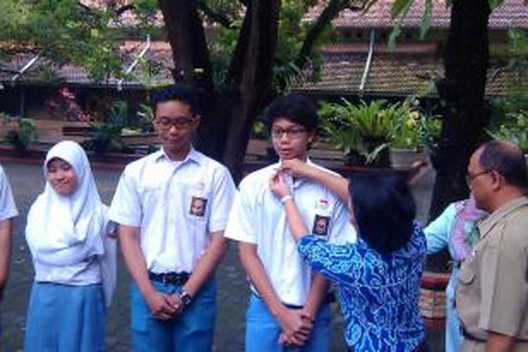 Staf Fungsional Pendidikan pada Direktorat Pendidikan dan Pelayanan Masyarakat KPK, Pauline Arifin saat menyematkan pin berani jujur hebat kepada Muhammad Tsaqif Wismadi.