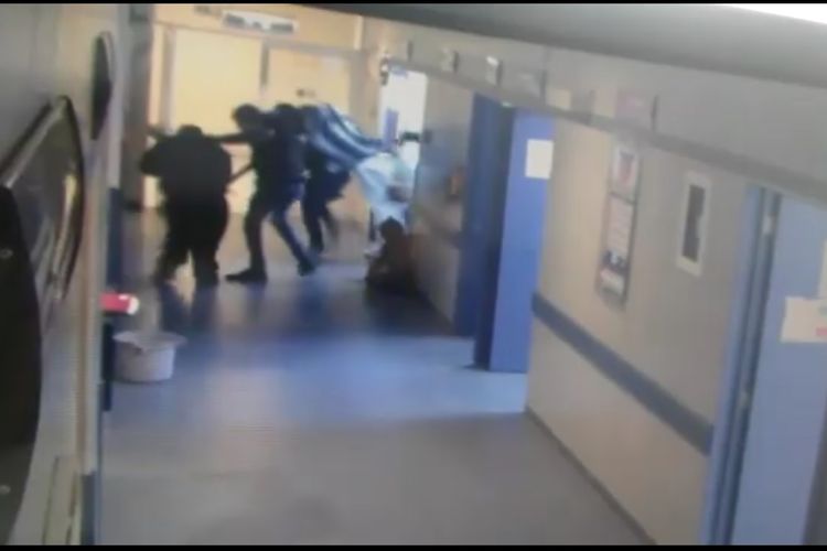 Rekaman CCTV memperlihatkan kelompok bersenjata membawa pasien rumah sakit di Meksiko pada 21 November. Pasien rumah sakit itu ditemukan dalam keadaan termutilasi.