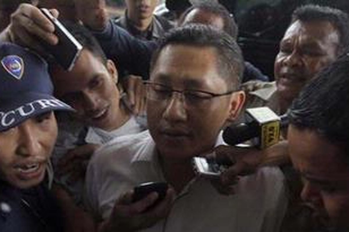 Ketua Umum Partai Demokrat Anas Urbaningrum, tiba di gedung Komisi Pemberantasan Korupsi (KPK), Jalan HR Rasuna Said, Kuningan, Jakarta Selatan, Kamis (22/9/2011). Anas diperiksa sebagai saksi terkait pengakuan mantan Bendahara Umum Partai Demokrat Muhammad Nazaruddin dan Mindo Rosalina Manulang dalam kasus dugaan korupsi pengadaan pembangkit listrik tenaga surya di Kementerian Tenaga Kerja dan Transmigrasi. 