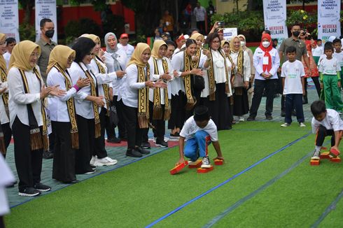 Dukung Gerakan Sekolah Sehat, Iriana Jokowi dan OASE KIM Bermain Permainan Tradisional 