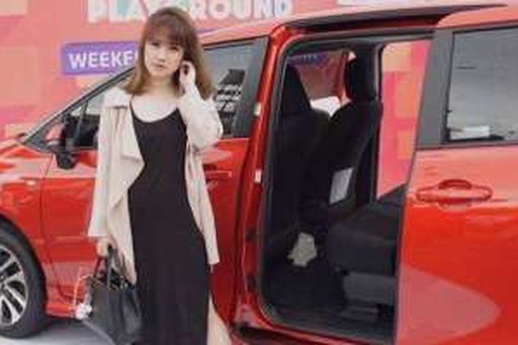 Aurelia Carisa bersama Toyota Sienta