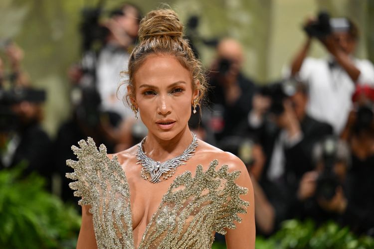 Penyanyi dan aktris Jennifer Lopez saat menghadiri karpet merah Met Gala 2024 di New York, AS, Senin (6/5/2024).