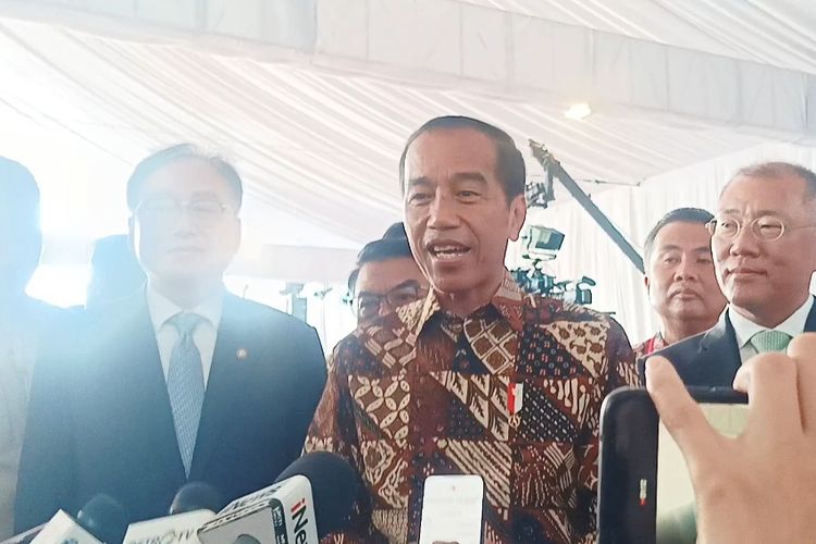 Presiden Joko Widodo memberikan keterangan pers usai meresmikan pabrik dan ekosistem baterai dan kendaraan listrik Korea Selatan di Indonesia PT Hyundai LG Indonesia (HLI) Green Power yang berada di Karawang, Jawa Barat pada Rabu (3/7/2024).