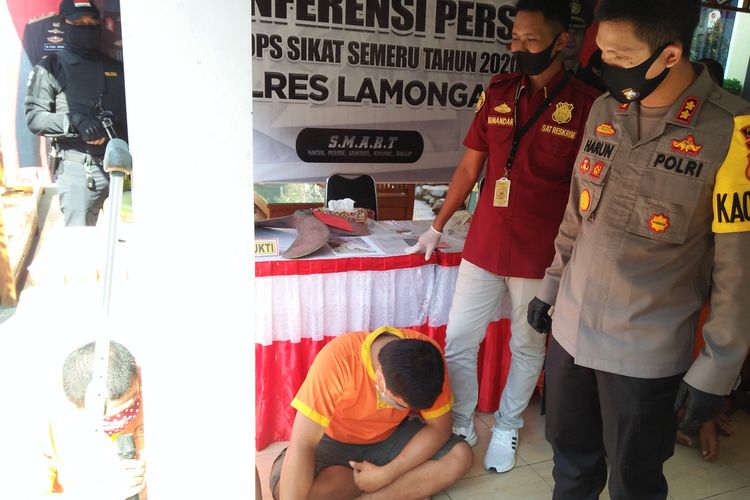 Kedua pelaku pencurian baling-baling perahu saat ditanya oleh Kapolres Lamongan, dalam rilis pengungkapan kasus di Mapolres Lamongan, Selasa (21/7/2020).