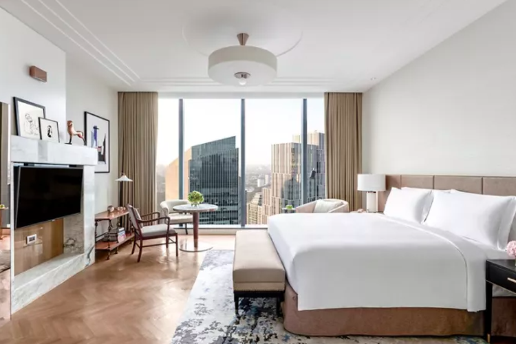 Deluxe Skyline Room, salah satu kamar di Hotel The Langham Jakarta.