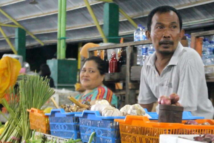 Suasana pedagang di Lapak Sayur dan Buah di Pasar Malam Senggol, Kota Parepare, Sulawesi Selatan, Kamis (9/5/2019) malam. 