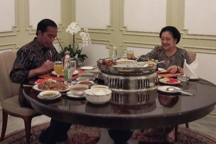 Presiden Joko Widodo makan siang bersama Ketua Umum PDI Perjuangan Megawati Soekarnoputri di Istana Merdeka, Jakarta, Senin (21/11/2016).