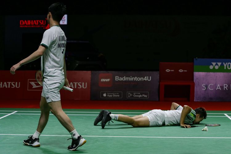 Ganda putra Indonesia, Marcus Fernaldi Gideon/Kevin Sanjaya Sukamuljo bertanding melawan ganda putra China, Liang Wei Keng/Wang Chang pada laga semifinal Indonesia Masters 2022, Sabtu (11/6/2022). Marcus/Kevin gagal melaju ke final setelah kalah dengan skor 17-21, 10-21.