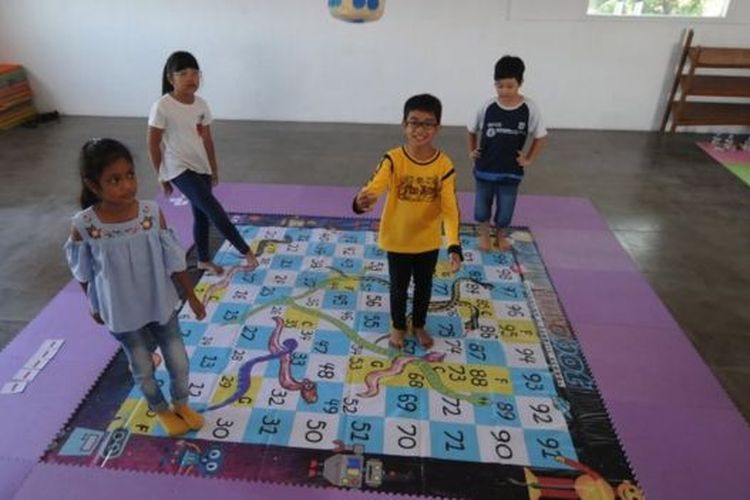 Sejumlah anak bermain permainan ular tangga edukasi di Sekolah Automasi dan Robotika (Autobot), Klaten, Jawa Tengah, (14/05). 