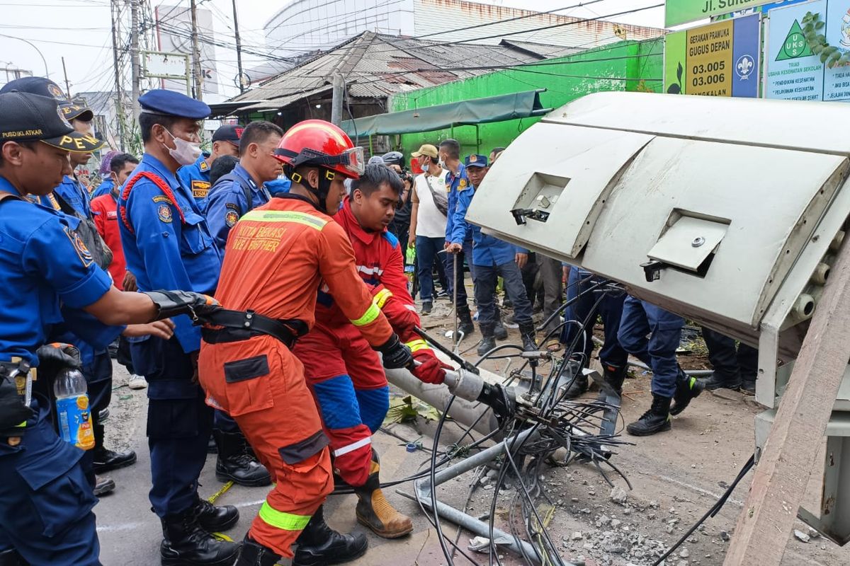 Truk kontainer lepas kendali menabrak sebuah halte hingga tiang yang berdiri di depan SDN Kota Baru roboh, Rabu (31/8/2022). Tiang yang roboh dihantam oleh truk itu menimpa sebuah mobil pick up yang berada di sisi jalan seberang sekolah.