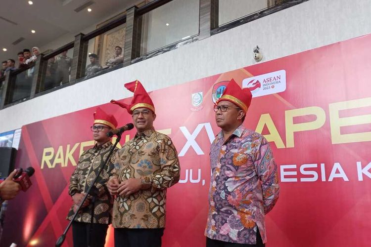 Anies Baswedan saat melakukan door stop didampingi Walikota Makassar Moh Ramadhan Pomanto dan Walikota Bogor Bima Arya di lobi Upper Hills Convention Center, Kota Makassar, Sulsel. Kamis (13/7/2023)