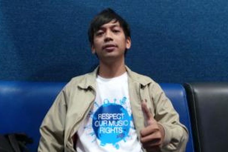 Rian, vokalis band d'Masiv, hadir dalam jumpa pers di kawasan Setiabudi, Kuningan, Jakarta Selatan, Senin (26/1/2015), mengenai pengumuman somasi terhadap pihak pengelola rumah karaoke yang belum berlisensi.