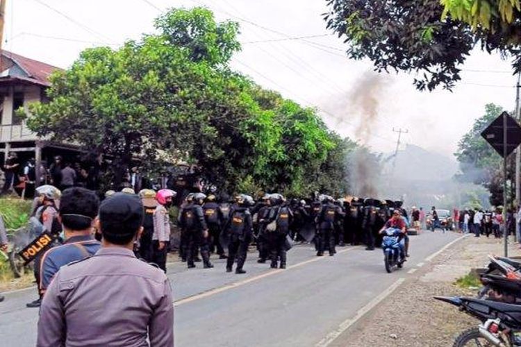 Eksekusi Lahan di Anggeraja Enrekang, Warga dan Brimob Bentrok, Senin (7/3/2022) 

