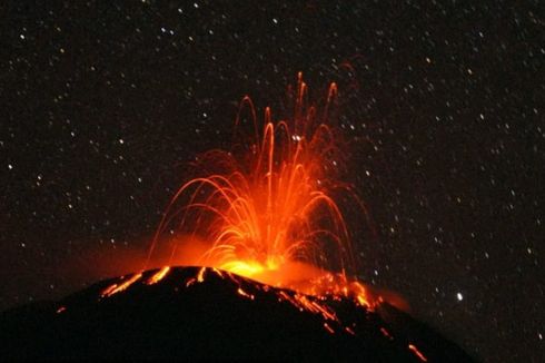 Gunung Ile Lewotolok Lontarkan Lava Pijar, Warga yang Panik Disarankan Evakuasi Mandiri